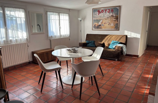 Cosy apartment in Meschers with garage