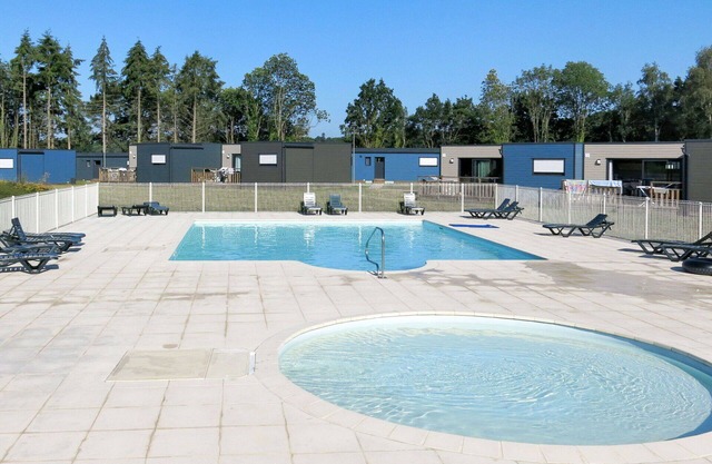 Cosy apartment in villa for 4 guests with WIFI, pool, TV, terrace, pets allowed and parking