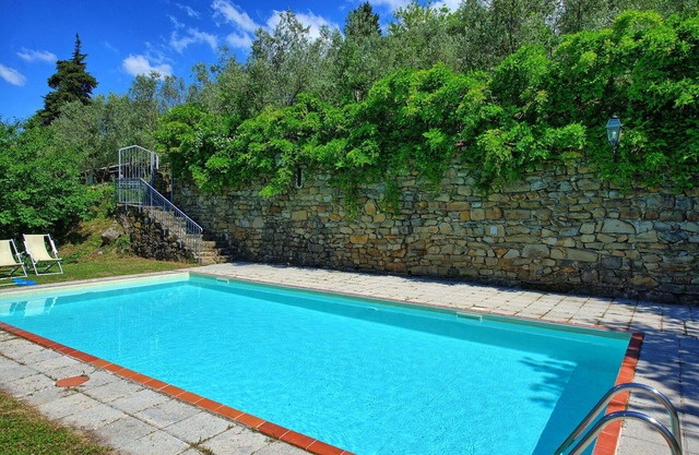 Cosy apartment with pool, WIFI, TV, pets allowed and parking, close to Greve In Chianti