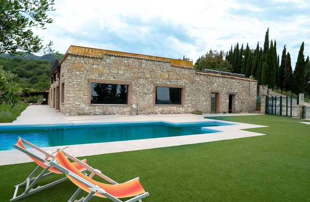 Cosy apartment for 4 people with pool, WIFI, A/C, TV, balcony and pets allowed