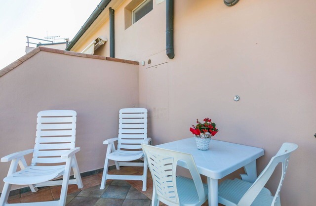 Cosy apartment for 6 guests with A/C, WIFI, TV and balcony