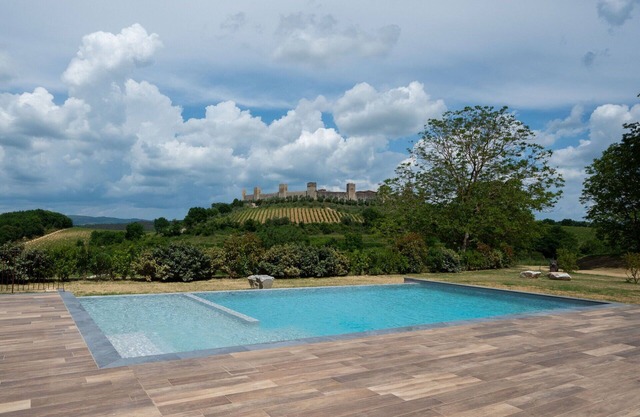 Cosy apartment for 2 guests with WIFI, pool, A/C, TV, pets allowed and parking, close to Siena
