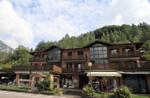 Cosy apartment for 5 people with WIFI, TV, terrace, pets allowed and parking