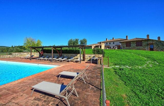 Cosy apartment for 2 guests with A/C, pool, TV, panoramic view and parking, close to Siena