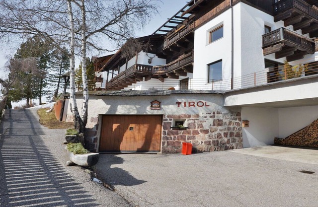Cosy apartment for 4 guests with WIFI, TV, balcony and parking