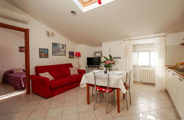 Cosy apartment for 4 guests with WIFI, A/C, TV, pets allowed and parking