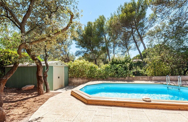 Cosy apartment for 4 people with WIFI, pool, TV, patio, pets allowed and parking