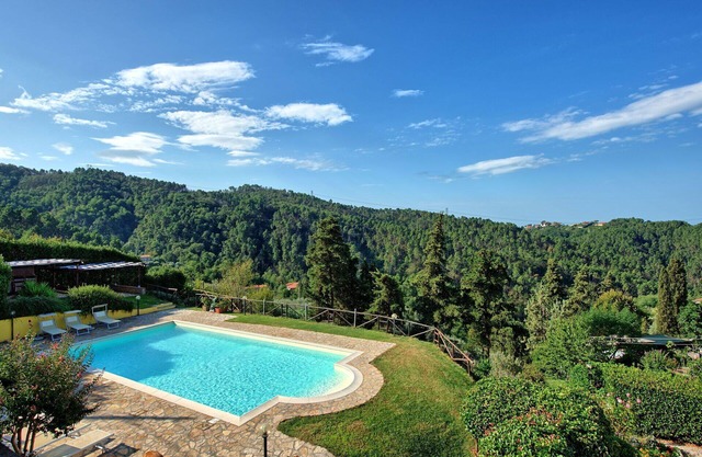 Cosy apartment for 4 people with WIFI, pool, TV and panoramic view, close to Viareggio