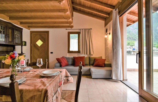 Cosy apartment for 5 guests with WIFI, TV, terrace, pets allowed and parking