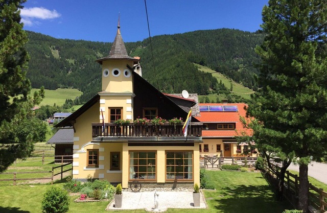 Cosy apartment for 5 people with hot tub, WIFI, TV, patio, pets allowed and parking