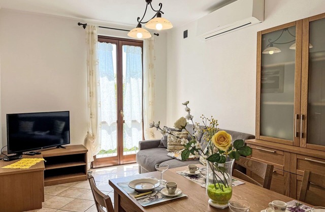 Cosy apartment for 5 people with WIFI, TV, patio, pets allowed, panoramic view and parking