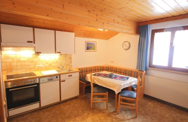 Cosy apartment for 6 people with WIFI, TV, patio, pets allowed and parking