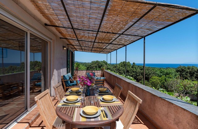 Cosy apartment for 6 guests with WIFI, A/C, TV, terrace, pets allowed, panoramic view and parking