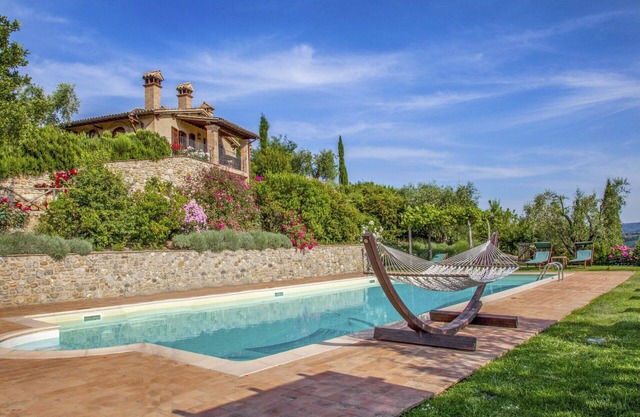 Cosy apartment for 6 people with pool, WIFI, TV, patio, pets allowed, panoramic view and parking