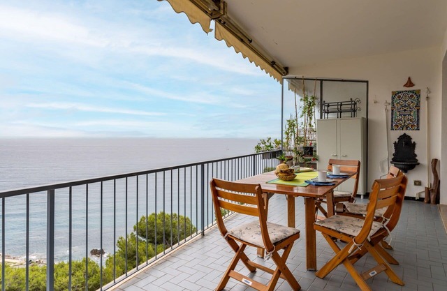Cosy apartment for 6 people with WIFI, TV, terrace and parking