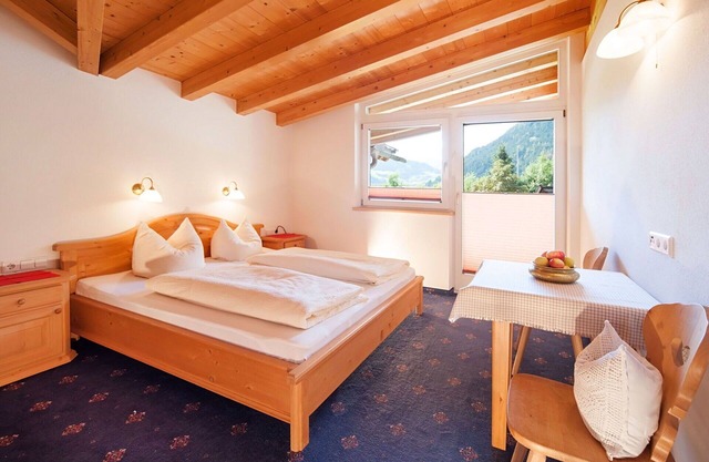 Cosy apartment for 8 guests with WIFI, TV, balcony and parking