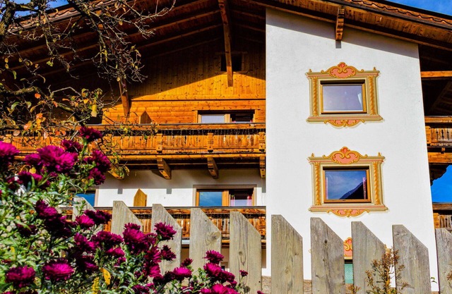 Cosy apartment for 9 guests with WIFI, TV, balcony and parking