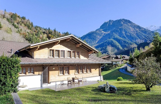 Cosy apartment for 5 guests with WIFI, TV, patio, pets allowed, panoramic view and parking