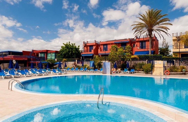 Cosy apartment for 4 people with A/C, pool, WIFI, TV, terrace and parking