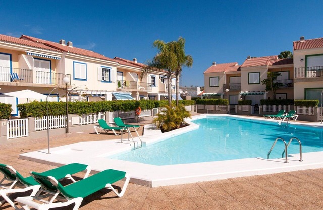 Cosy apartment for 4 people with A/C, pool, WIFI, TV, terrace, pets allowed and parking
