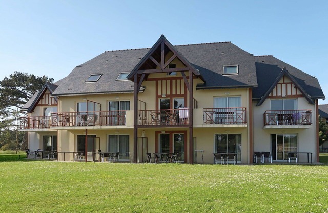 Cosy apartment for 6 people with WIFI, pool, TV, terrace, pets allowed and parking