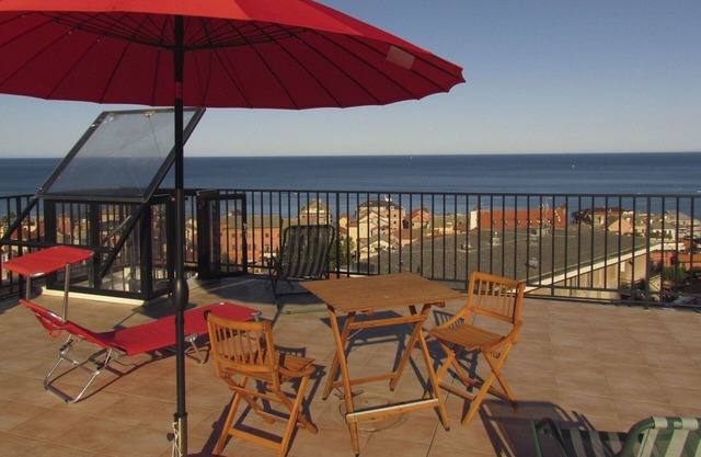 Cosy apartment for 6 people with A/C, WIFI, terrace, pets allowed, panoramic view and parking