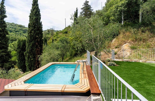 Cosy apartment for 6 people with WIFI, pool, patio, pets allowed and parking