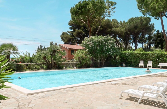 Cosy apartment for 4 guests with A/C, WIFI, pool, TV, terrace, pets allowed and parking