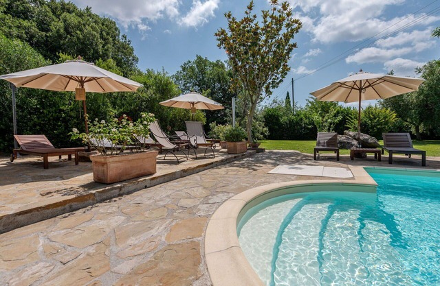 Cosy apartment in villa for 5 guests with A/C, WIFI, pool, TV, patio, pets allowed and parking