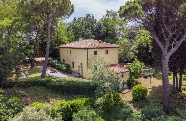 Cosy apartment in villa for 4 guests with WIFI, pool, pets allowed and parking