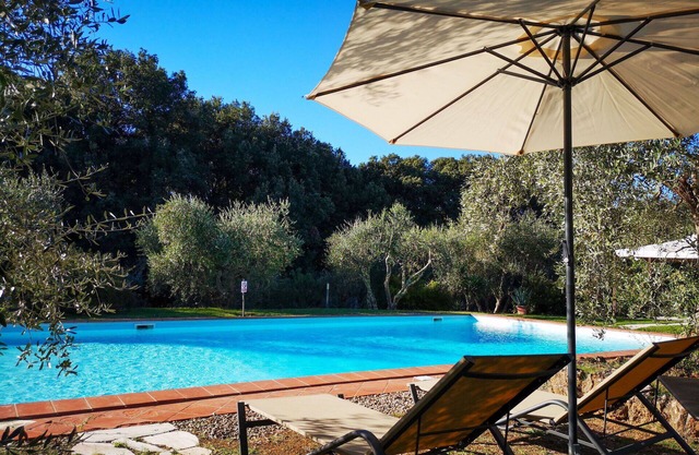 Cosy apartment in villa with WIFI, A/C, pool, terrace, pets allowed, panoramic view and parking