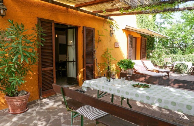 Cosy apartment in villa for 7 guests with pool, patio, pets allowed and parking