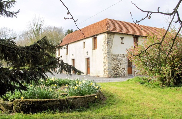 Cosy apartment in villa for 3 people with WIFI, TV, patio, pets allowed and parking