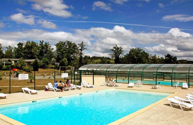 Cosy apartment in villa for 6 guests with WIFI, pool, TV, terrace, pets allowed and parking