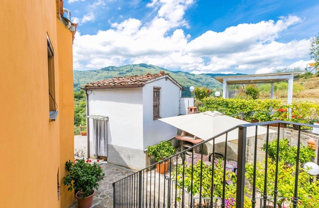 Cosy apartment in villa for 3 people with pool, WIFI, TV and terrace