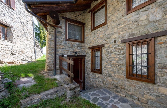 Cosy apartment for 6 guests with TV, balcony and parking, close to Aosta