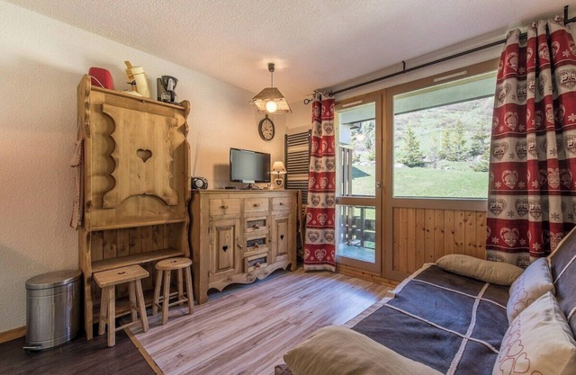 Cosy apartment of 22m2 with 1 bunk bed area and 1 living room with sofa in the Hameau du Mottaret