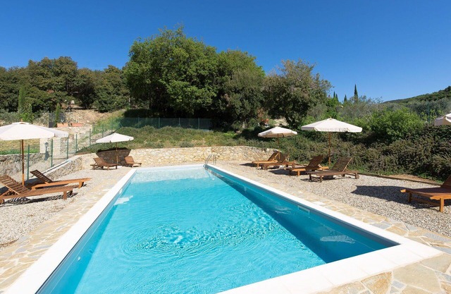 Cosy apartment with A/C, pool, WIFI, TV, patio, panoramic view and parking, close to Siena