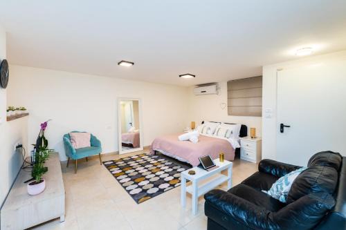 Cosy & Calm Central Getaway Modern Guest Suite by Midrachov 1 Queen Bed