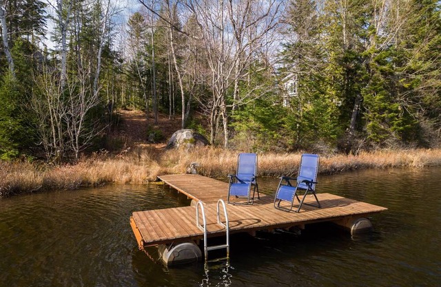 Cosy chalet on lake with hot tub, Gazebo and heated floors.