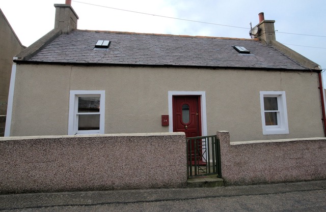 Cosy cottage overlooking the harbour and magnificent view of the Moray coast