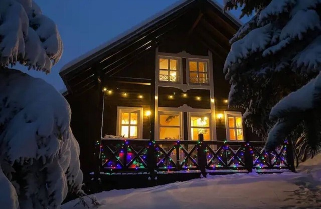 Cosy detached Alpine chalet with log fire, balcony and mountain views - sleeps 8