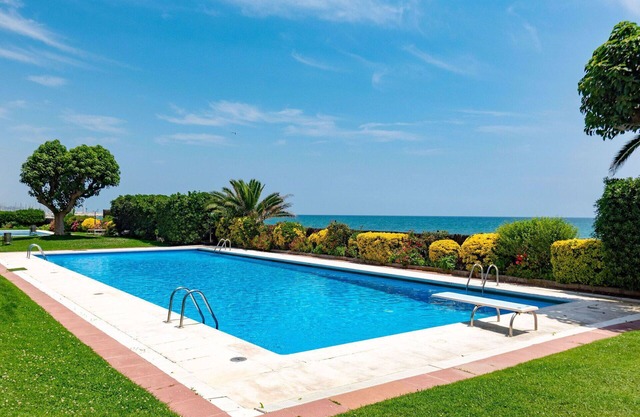 Cosy apartment for 6 people with WIFI, pool, TV, balcony and parking