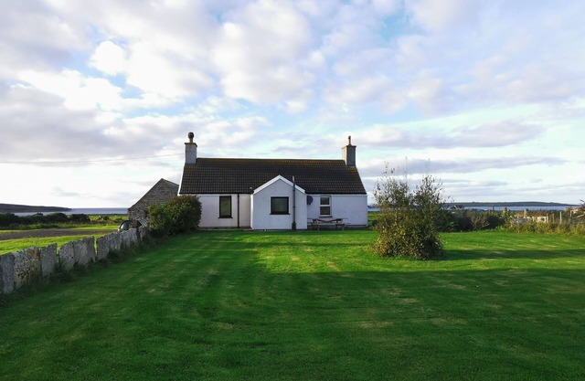 Cosy Highland retreat with countryside and sea views.