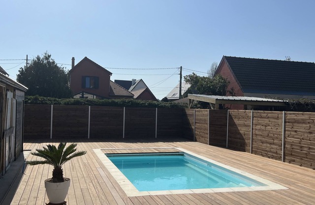 Cosy house with heated pool on the seafront