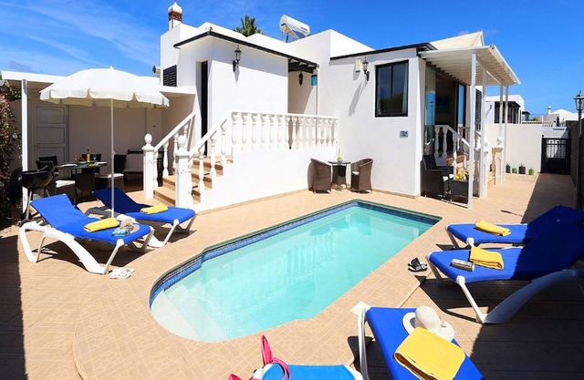 Cosy Lanzarote Villa | 3 Bedrooms | Heated Pool | Villa Honey | Puerto Del.