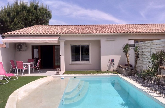 * Cosy new bungalow* private heated swimming pool with sun deck
