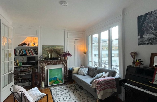 Cosy Parisian apartment with large sunny terrace!