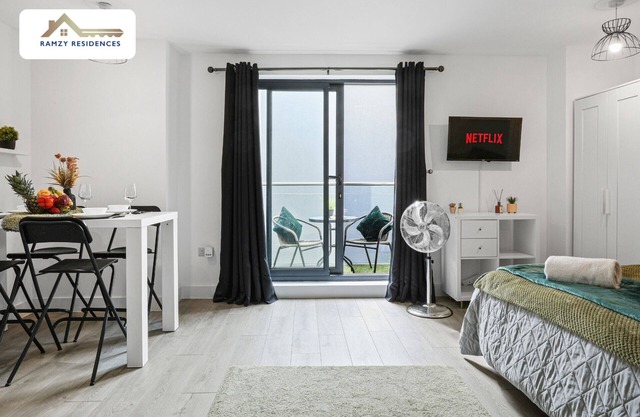 Cosy & Spacious Studio 20% OFF with Parking - Hemel Hempstead