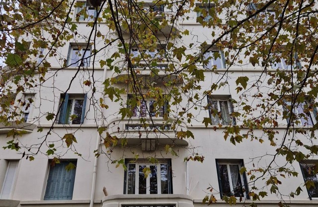 Cosy studio 2 minutes from T6 tramway and 5 minutes from Métro B stop Debourg.